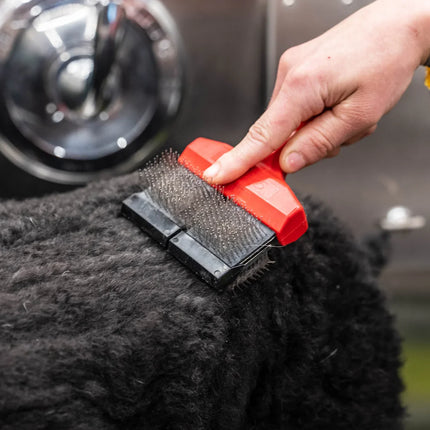 LES POOCHS Mat Zapper – version large en action sur un poil feutré