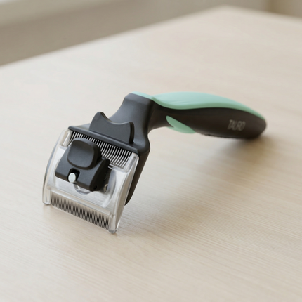 Tauro Pro Line Deshedding-Rechen Größe S liegend auf einem Tisch