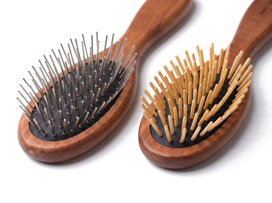 Pin-Bürste mit Edelstahlstiften neben Pin-Bürste mit Holzstiften aus Hainbuche